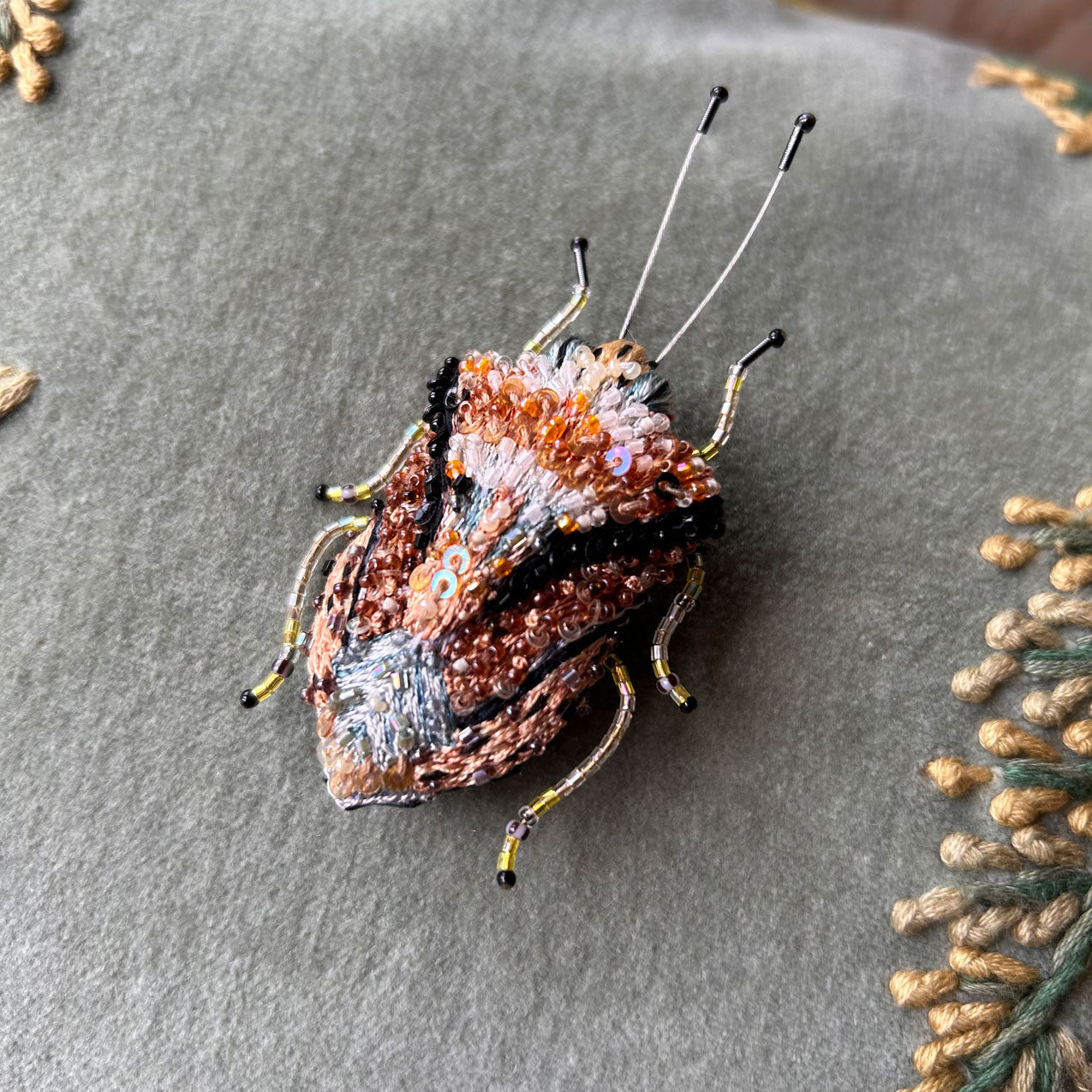 Broche brodée Trovelore - Palomena bug