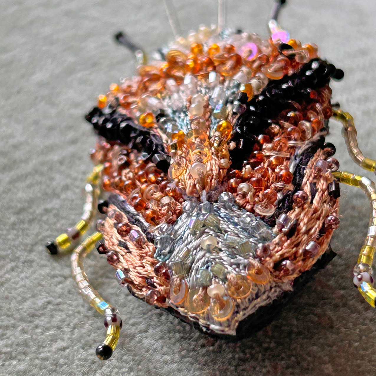 Broche brodée Trovelore - Palomena bug