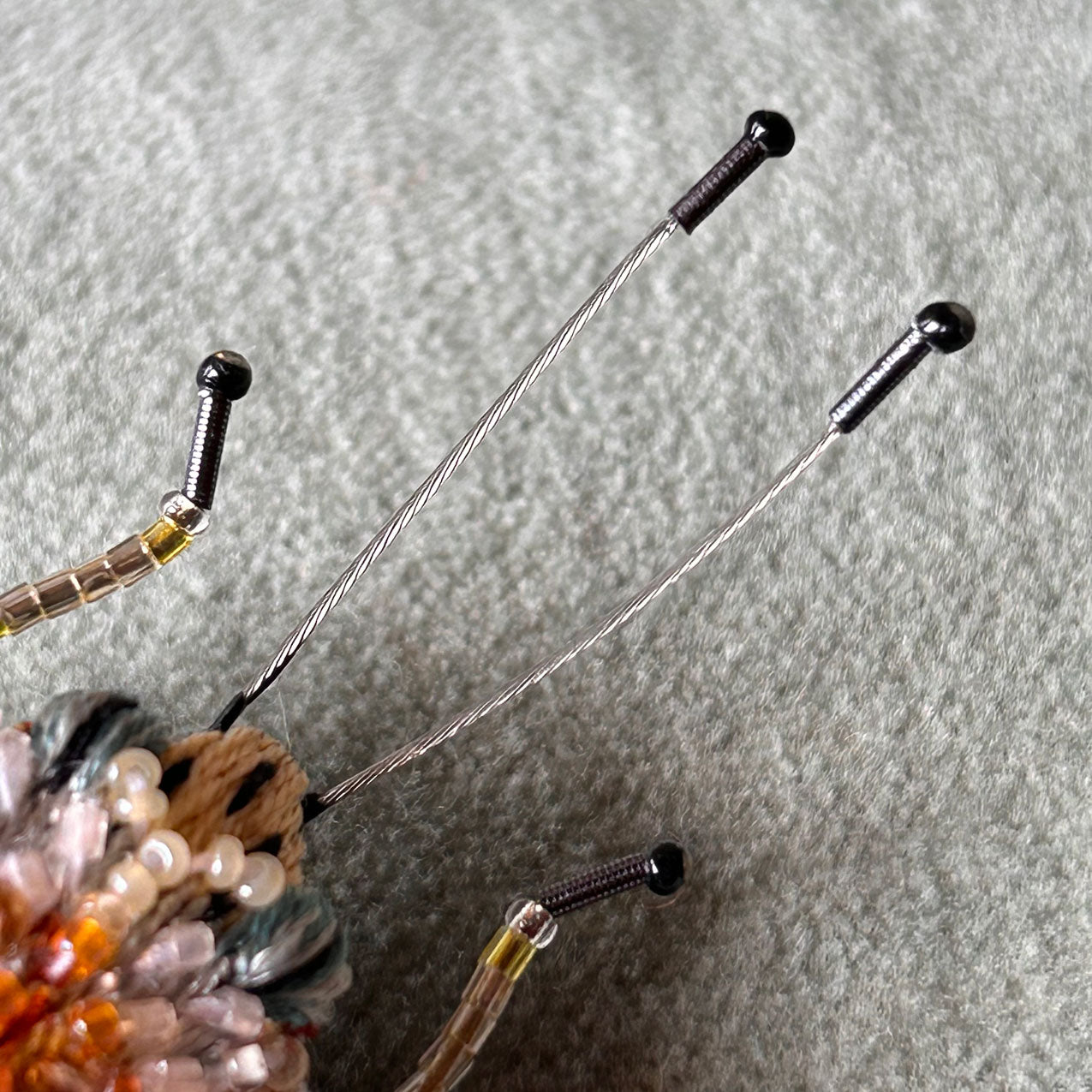Broche brodée Trovelore - Palomena bug