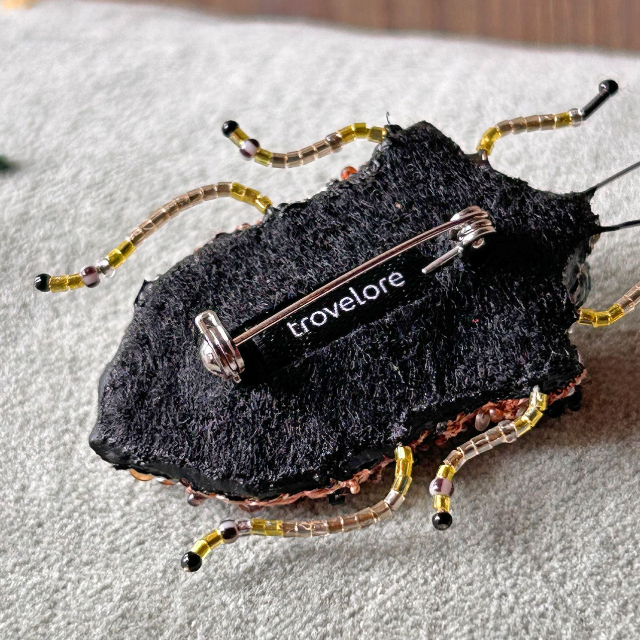 Broche brodée Trovelore - Palomena bug