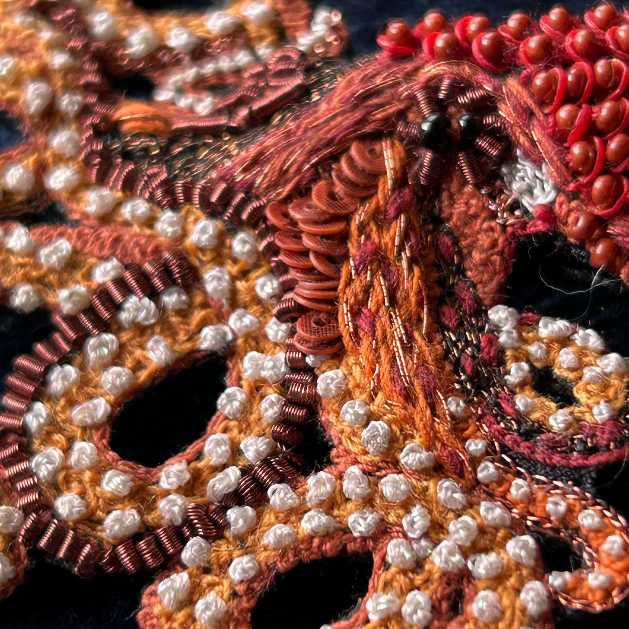 Broche brodée Trovelore - Pieuvre Rubis