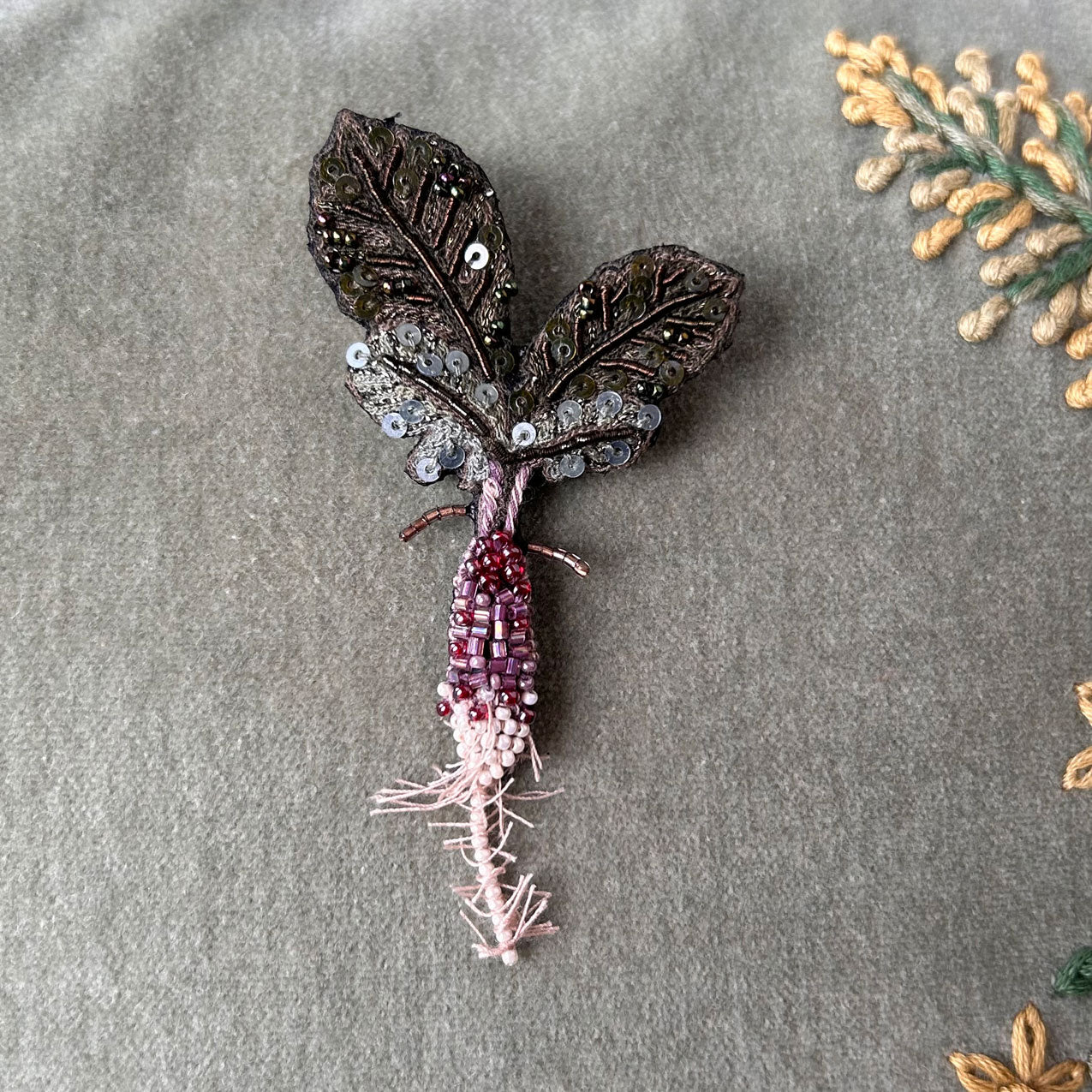 Broche brodée Trovelore - Radis long
