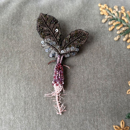 Broche brodée Trovelore - Radis long