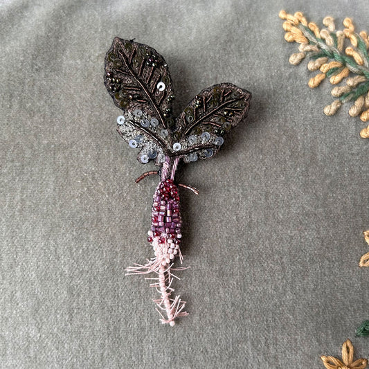 Broche brodée Trovelore - Radis long