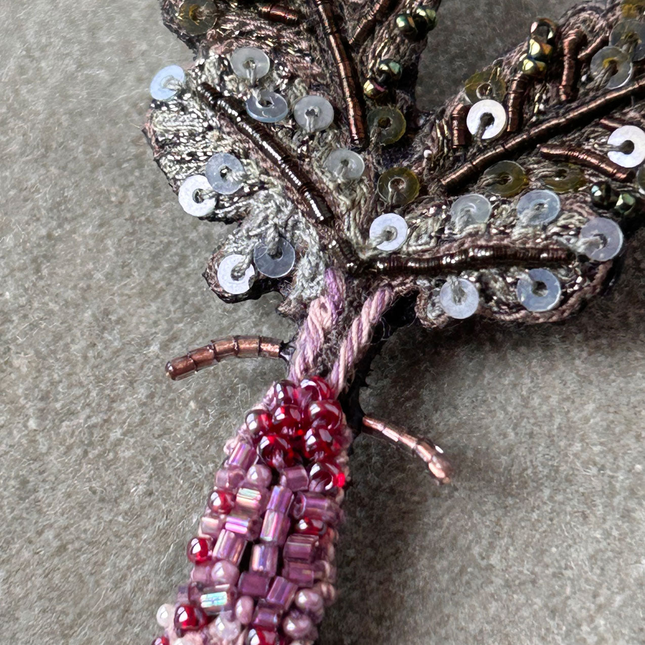 Broche brodée Trovelore - Radis long