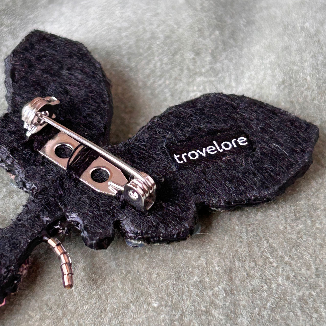 Broche brodée Trovelore - Radis long