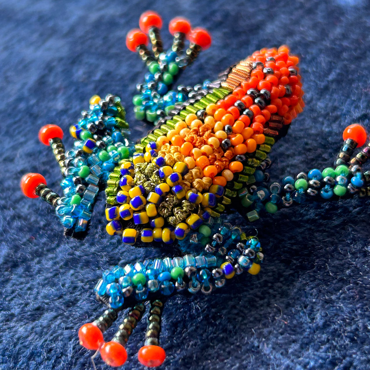 Broche brodée Trovelore - Grenouille Amazonienne